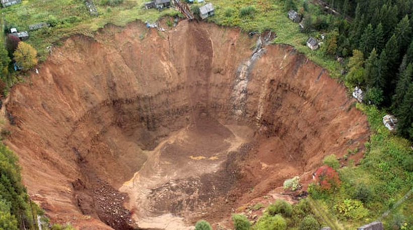 Γιγαντιαία τρύπα «καταπίνει» θέρετρο στη Σιβηρία! [εικόνα]